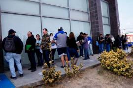 Contribuyentes forman largas filas desde temprano para aprovechar los descuentos.