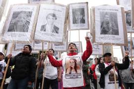 Padres y madres de los 43 normalistas de Ayotzinapa desaparecidos acusaron al presidente Andrés Manuel López Obrador de mentirles, traicionar su palabra y proteger al Ejército.