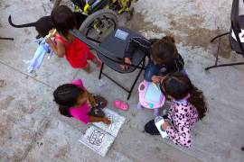 Niños migrantes jugando en campamentos para menores migrantes.