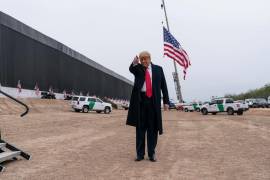 El presidente electo de EU, Donald Trump, se comprometió a continuar con la construcción del muro fronterizo con México, aunque se quejó de que este costará “cientos de millones” de dólares más.