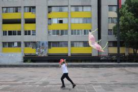 Una infante vuela un papalote como parte de las actividades de protesta contra el abuso sexual infantil en la Ciudad de México en junio de 2024