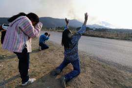 Habitantes de Sierra Hermosa rezando por el fin del incendio.