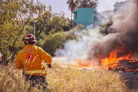 El siniestro comenzó en un terreno baldío y se extendió a una zona de departamentos de donde fueron evacuadas 30 personas, este jueves, en Monterrey.
