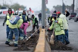 Cuadrillas mantienen labores de limpieza y mantenimiento en vialidades pese a las condiciones climáticas.