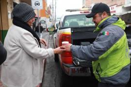 Durante el descenso drástico de las temperaturas, personal de Protección Civil sale a las calles a regalar bebidas calientes y alimentos a los saltillenses.