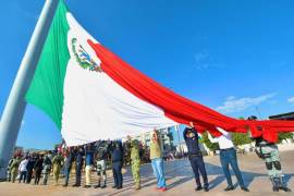 Román Alberto Cepeda González encabezó el desfile cívico militar en la Plaza Mayor de Torreón, garantizando un ambiente seguro para las familias.