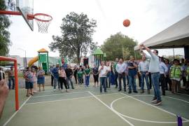 El alcalde Javier Díaz González entregó la rehabilitación integral de la plaza de la colonia Maravillas como parte de los programas Participa Saltillo y Activa tu Parque.