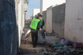 Brigadas del programa “Aquí andamos” realizaron limpieza profunda en callejones del fraccionamiento Mirasierra para prevenir riesgos sanitarios y mejorar la seguridad.