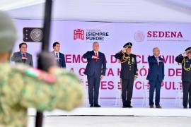 Autoridades civiles y militares participaron en la guardia de honor durante la ceremonia conmemorativa en Torreón.