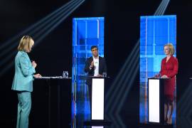 Los candidatos a presidir al Partido Conservador y convertirse en primer bitárico Rishi Sunak y Liz Truss durante un debate de ITV en Riverside Studios en Londres, Gran Bretaña.