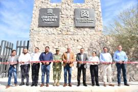 El alcalde cortó la cinta inaugural del nuevo edificio de la Dirección de Tránsito y Vialidad en Torreón, Coahuila, acompañado por autoridades locales.