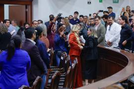 Yeraldine Bonilla Valverde fue designada como la primera mujer gobernadora interina de Sinaloa tras la licencia solicitada por Rubén Rocha Moya en medio de investigaciones federales y señalamientos desde Estados Unidos. La votación en el Congreso se resolvió con 33 votos a favor, 3 en contra y 2 abstenciones, marcando un relevo político histórico en la entidad. Rubén Rocha Moya solicitó separarse del cargo por más de 30 días debido a investigaciones de la Fiscalía General de la República y acusaciones de narcotráfico y posesión ilegal de armas presentadas por autoridades de Estados Unidos. Proceso legislativo: La sesión extraordinaria del Congreso fue encabezada por la Mesa Directiva, que tras debate aprobó la licencia y designó a Bonilla como gobernadora interina.