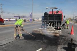 El programa ‘Aquí Andamos’ encabeza la reparación de tramos dañados de asfalto en colonias y vialidades principales.