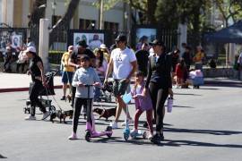 Familias recorrieron el bulevar Venustiano Carranza en la Ruta Recreativa.