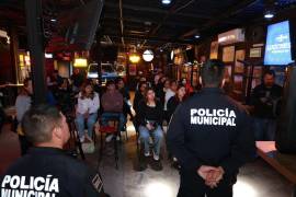 Jóvenes y trabajadores de bares participaron en una nueva jornada del programa Fiesta Segura, orientada a promover espacios nocturnos más seguros en Saltillo.