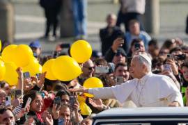 El papa León XIV llega a la plaza de San Pedro, en el Vaticano, para su audiencia general al aire libre.