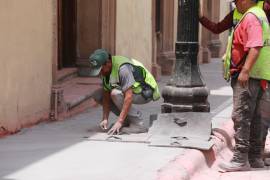 En el Centro Histórico de Saltillo continúan las reparaciones de banquetas sobre la calle Miguel Hidalgo, en ambas aceras.