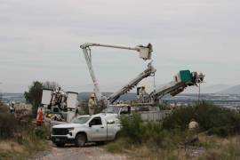 Cuadrillas de la CFE, Aguas de Saltillo y el Gobierno Municipal trabajaron desde temprana hora para restablecer el servicio en las colonias afectadas.