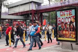 CNTE avanza sobre Calzada de Tlalpan de regreso al Centro de la Ciudad de México, tras la marcha que realizaron con dirección al Estadio Azteca.