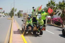 Cuadrillas municipales realizan labores de mantenimiento y limpieza en las principales vialidades de Saltillo.