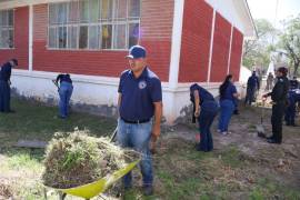 Cadetes de la Academia de Policía de Saltillo participaron en los trabajos realizados en el plantel educativo.