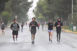 A pesar del clima, corredores y paseantes recorrieron el circuito dominical.