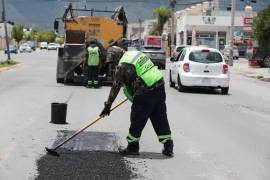 Cuadrillas municipales rehabilitan el pavimento del bulevar Mirasierra como parte del programa “Aquí Andamos”, que busca mejorar la movilidad en distintos sectores de Saltillo.