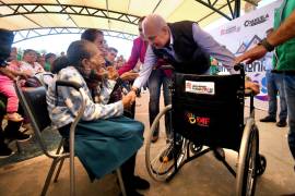 El alcalde Román Cepeda dialoga con vecinos durante el arranque de las brigadas multidisciplinarias.