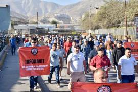 Los manifestantes advierten que las reformas afectan tanto su salario actual como sus ahorros de retiro.