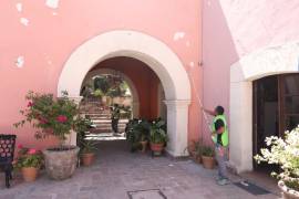 Personal municipal realiza trabajos de pintura y mantenimiento en el histórico Recinto de Juárez, ubicado en el Centro Histórico de Saltillo.