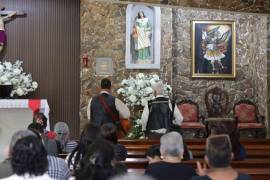 Músicos locales reunidos en la capilla de Santa Cecilia durante la misa en honor a su santa patrona.