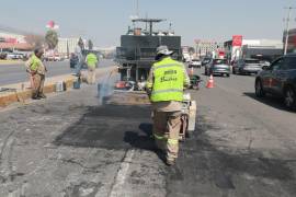 Los trabajos incluyen retiro de asfalto deteriorado, aplicación de mezcla asfáltica caliente, compactación y nivelación de la superficie.