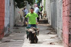 Brigadas del programa “Aquí Andamos” realizaron labores de limpieza y retiro de maleza, basura y escombro en la colonia Morelos.