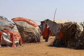 Una muer en un campo de desplazados en Somalia.