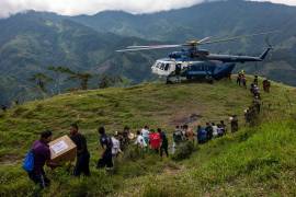 Soldados y voluntarios descargan suministros de ayuda de un helicóptero en San José del Palmar, Colombia, una localidad remota cercana al epicentro del terremoto.