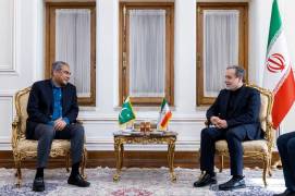 El ministro de Relaciones Exteriores, Abbas Araghchi (derecha), se reúne con el ministro del Interior de Pakistán, Mohsin Naqvi, en Teherán, Irán, el sábado 20 de junio de 2026.