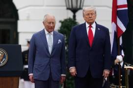 El rey Carlos III de Reino Unido (i), junto al presidente de Estados Unidos, Donald Trump (d), durante una visita a la Casa Blanca, este 28 de abril de 2026, en Washington.
