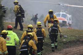 Personal de distintas dependencias combate el incendio forestal registrado en la Sierra de Santiago que ha afectado unas 14 hectáreas