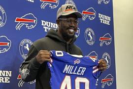 Von Miller sostiene una camiseta de los Buffalo Bills durante una conferencia de prensa en Orchard Park, Nueva York.