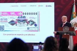 Andrés Manuel López Obrador, presidente de México, durante conferencia matutina en Palacio Nacional. En la imagen billete de la lotería que se revelará ganador el 15 de septiembre
