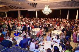 La celebración incluyó música en vivo, almuerzo y rifas, en un ambiente de reconocimiento al magisterio local.