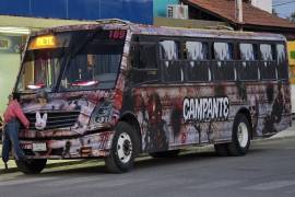 Pasajeros sorprendidos disfrutan de un viaje intermunicipal lleno de sustos y diversión.