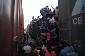Cientos de migrantes montan a &quot;La Bestia&quot; en México para llegar a EU