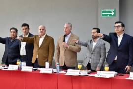 El alcalde Román Cepeda toma protesta a los nuevos consejeros del IMPLAN durante la sesión de trabajo.