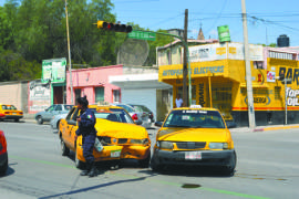 Taxista iba con el celular, se pasa el rojo y causa choque