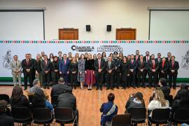 El alcalde de Monclova, Carlos Villarreal Pérez, durante la presentación de su equipo de trabajo para el gobierno 2025-2027 en el Aula Magna de la Universidad Autónoma de Coahuila.