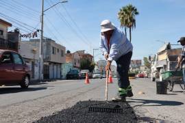 Los trabajos incluyeron limpieza de los baches, relleno con mezcla asfáltica en caliente y nivelación del pavimento.