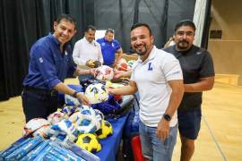 La Universidad Autónoma de Coahuila proporcionó material deportivo a los equipos representativos de la Unidad Laguna.