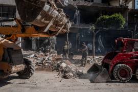 Labores de remoción de escombros tras los bombardeos. La devastación del conflicto ha dejado miles de civiles muertos y pérdidas materiales multimillonarias en la región.