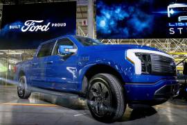 La camioneta Ford F-150 Lightning se muestra después del lanzamiento de la camioneta Ford F-150 Lightning en el Rouge Electric Vehicle Center en Dearborn, Michigan
